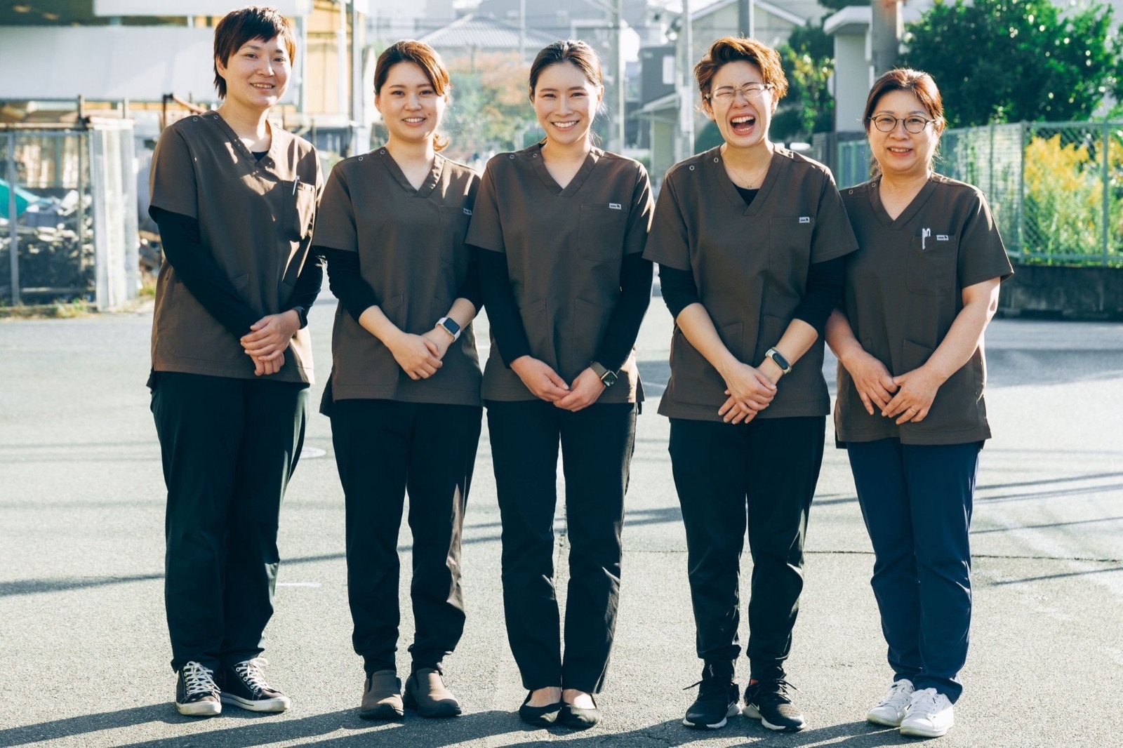 ユニフォーム姿で並ぶととのいの看護師5名